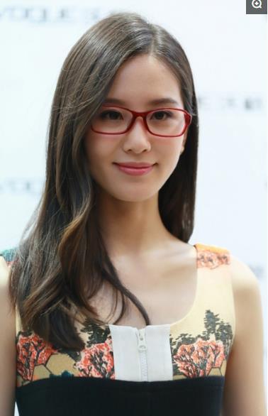 鏡頭背后的挑戰(zhàn)與人生的無限可能，近視明星的故事