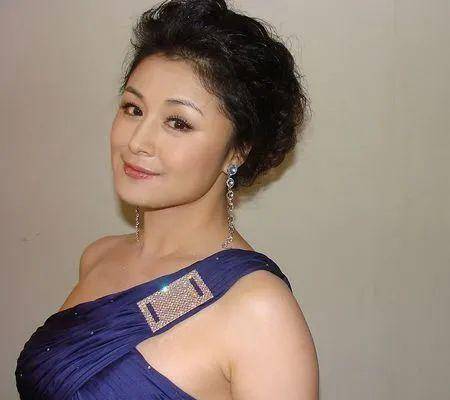 年輕小姨子的溫馨日常，愛與陪伴的動(dòng)人篇章