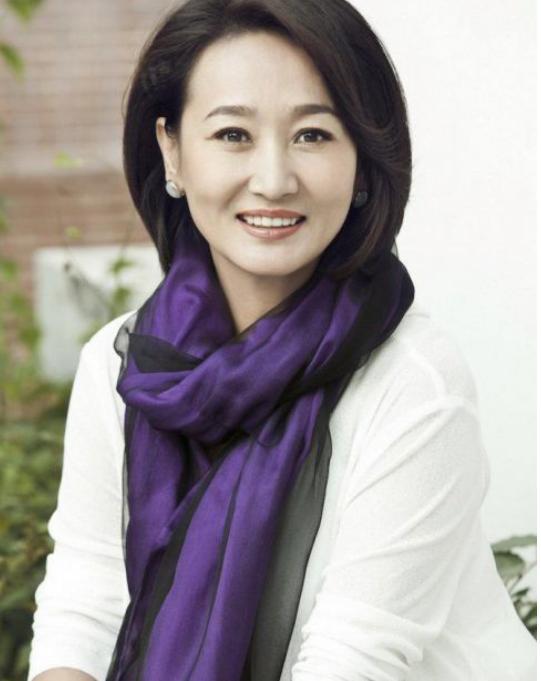 女演員的自信之旅，從模仿到原創(chuàng)的成就之路