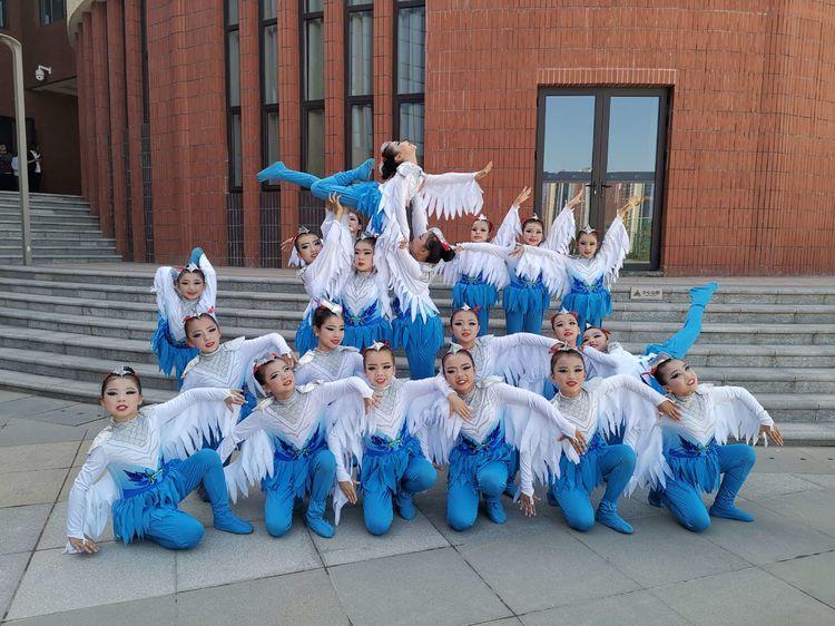 小學校園舞蹈展示，舞動童年，愛與陪伴的溫馨篇章