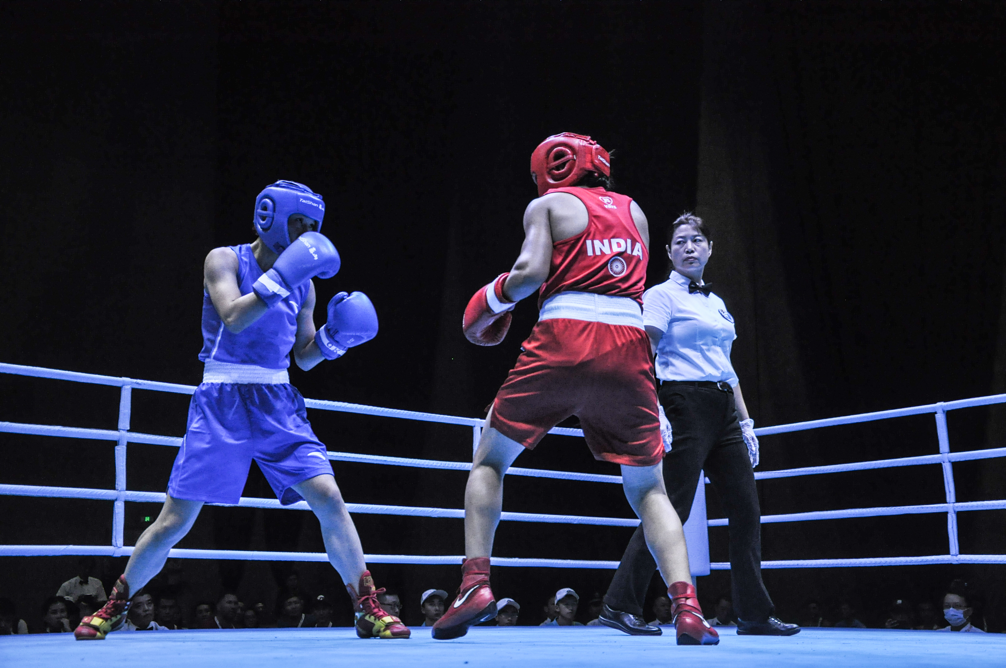 拳擊比賽的激烈對(duì)決與意外發(fā)現(xiàn)，多少回合揭曉勝負(fù)？