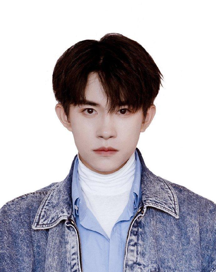 易烊千璽最新正裝形象照,易烊千璽最新正裝形象照，時尚魅力的多維度解讀