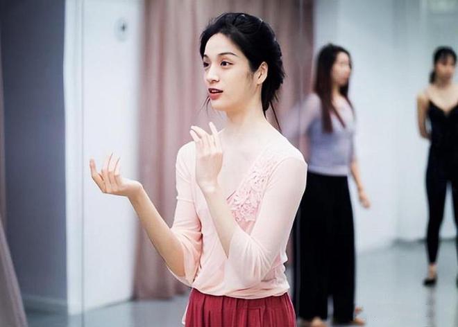 芭蕾演員譚，技藝與堅持的絢爛舞者之路