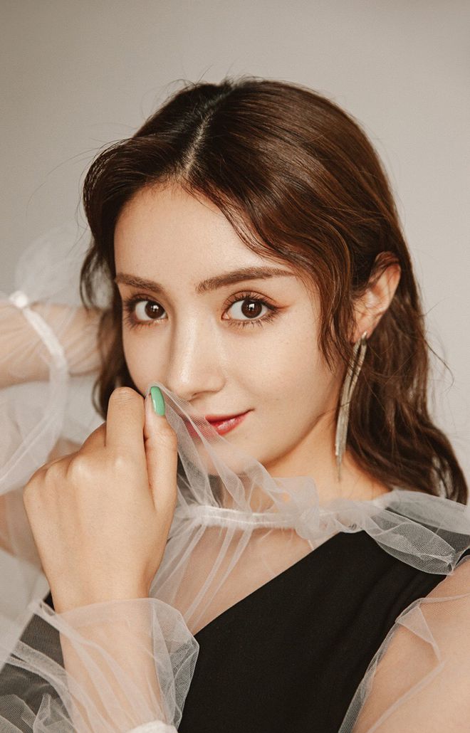 維吾爾族女明星的旅行，自然美景與內(nèi)心平靜的探尋之旅