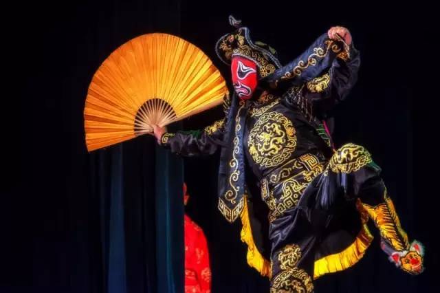 川劇變臉演員，傳承演繹神秘國粹藝術(shù)之道