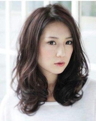 中長(zhǎng)發(fā)女明星，展現(xiàn)變化、學(xué)習(xí)與自信的力量之美