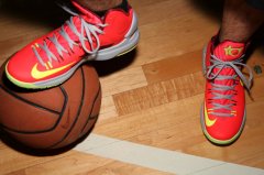 最新籃球鞋上市資訊，小巷深處的寶藏店探秘