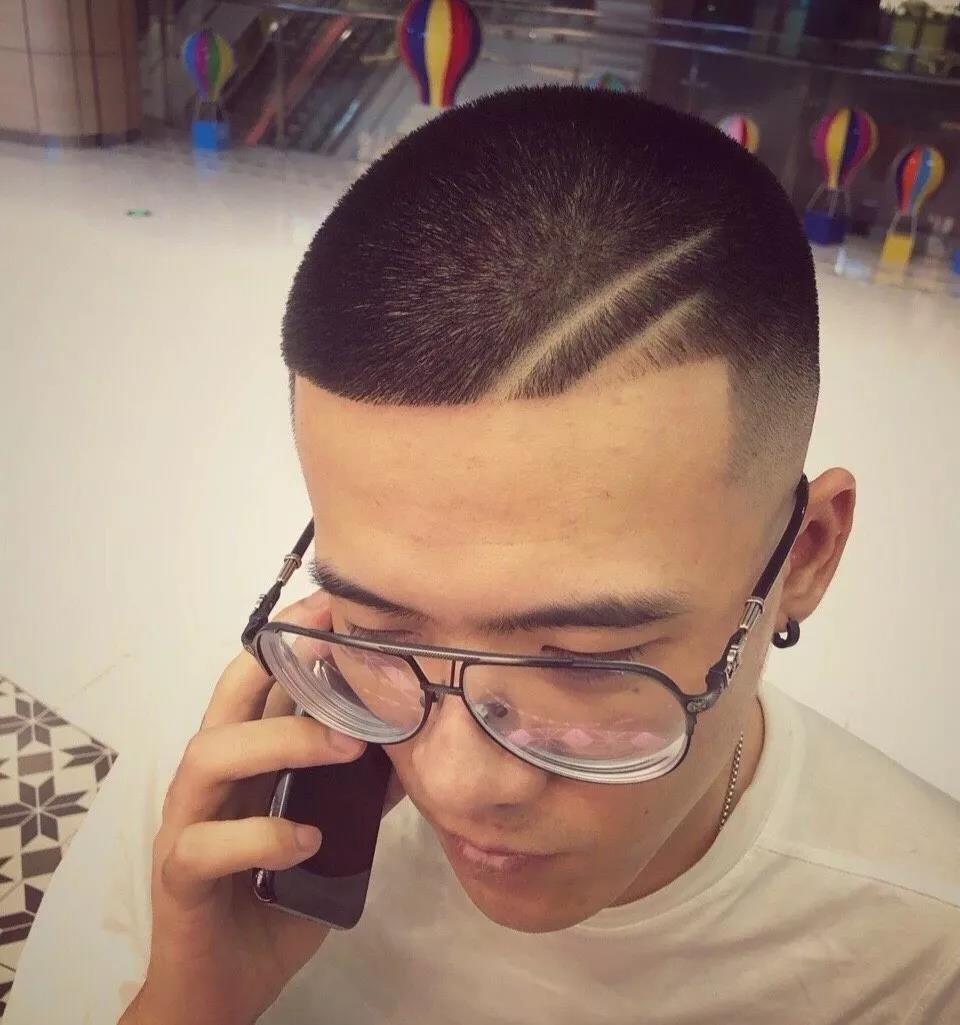 男生時尚發(fā)型推薦，小巷深處的獨特魅力風采