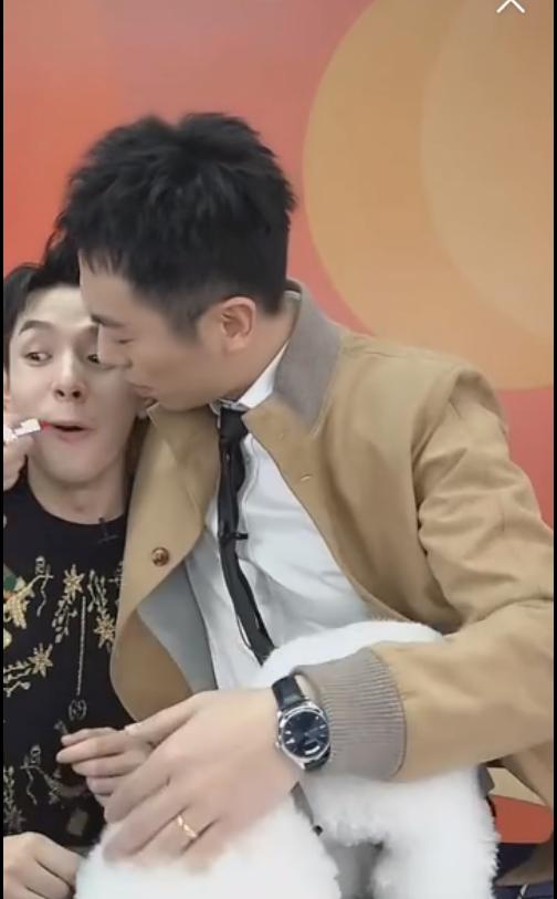 男演員直播日常，鏡頭下的歡樂與陪伴時光