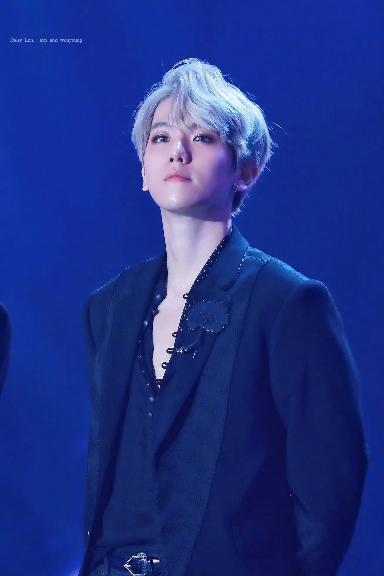 伯賢最新造型，時(shí)尚魅力的巔峰展現(xiàn)