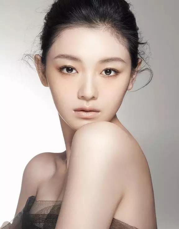 女明星的舞臺(tái)與熒屏之旅，學(xué)習(xí)、變化與自信成就之路