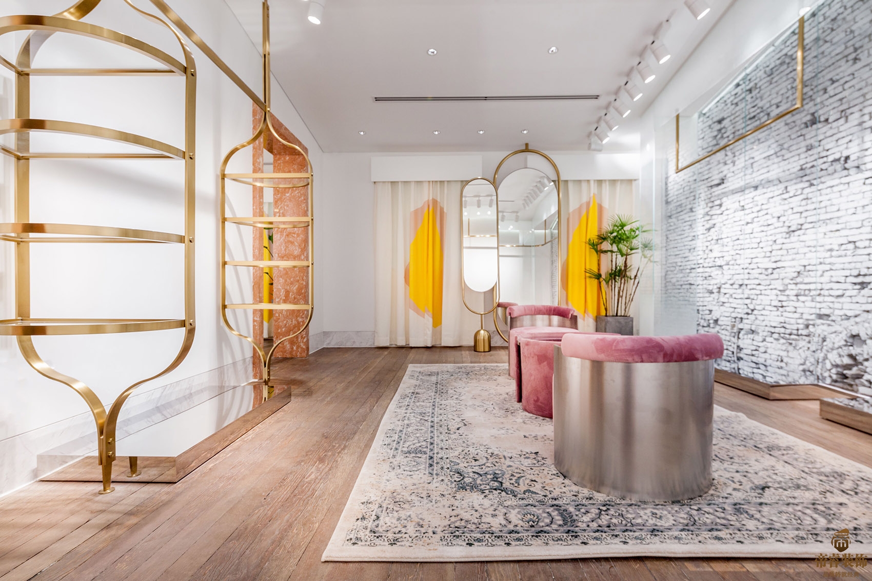 時(shí)尚試衣間風(fēng)采，科技新品重塑未來時(shí)尚體驗(yàn)