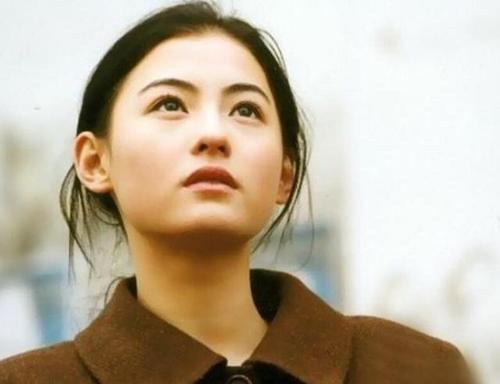 張柏芝最新寫真亮相，時(shí)代印記與影壇地位的展現(xiàn)風(fēng)采