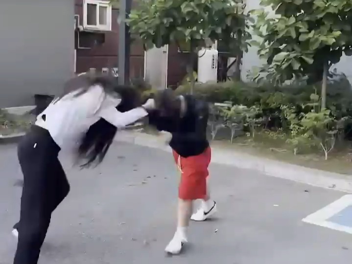 女生打架熱血瞬間大放送，不容錯(cuò)過的更新！