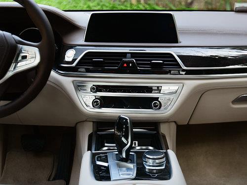 2025款寶馬730Li優(yōu)惠信息，與自然美景的浪漫之旅啟幕！