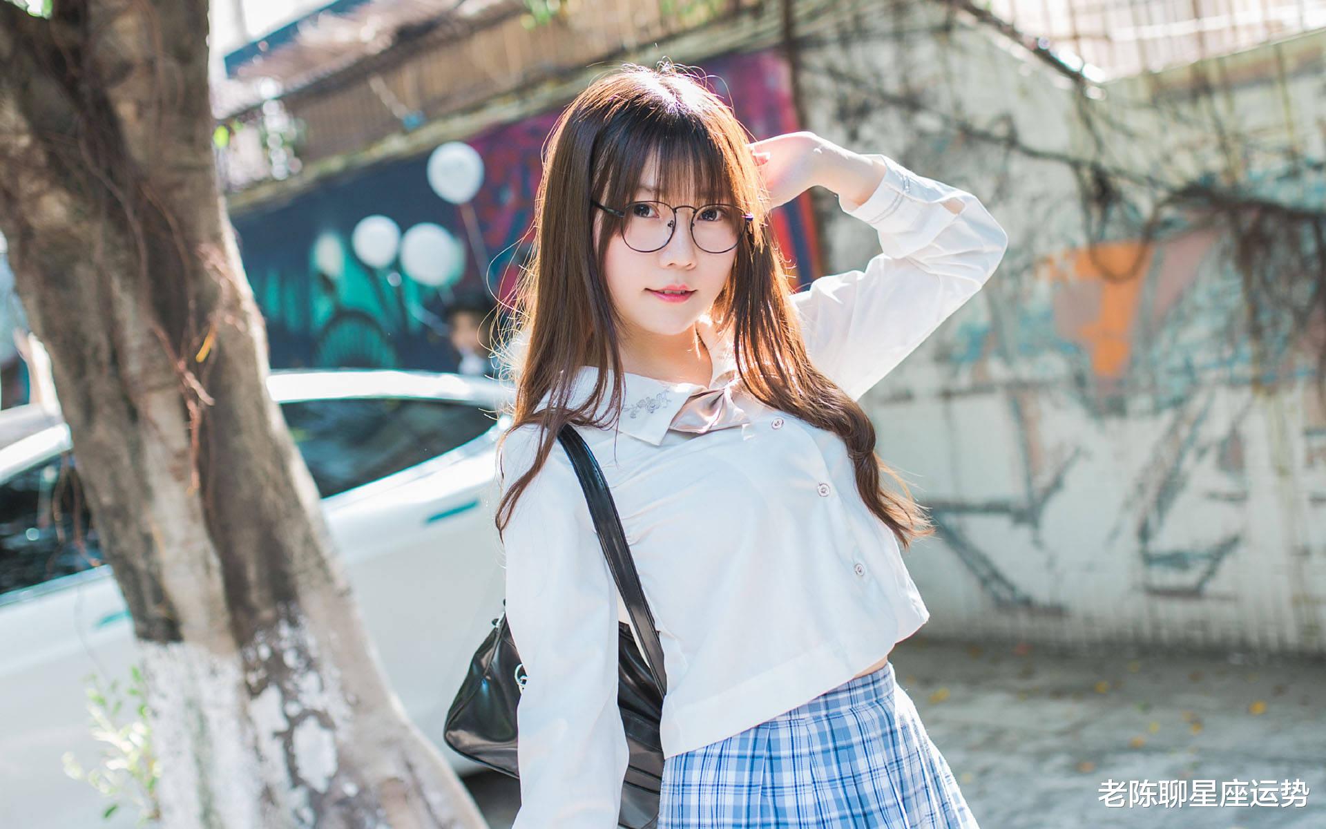 偶遇校園美女，甜蜜戀愛與自然美景的雙重篇章