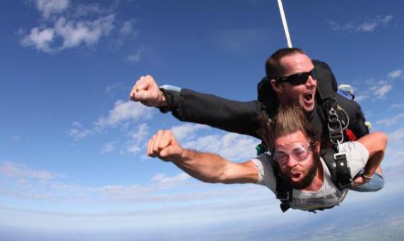 最新極限運(yùn)動(dòng)挑戰(zhàn)，勇敢的心與友情的紐帶展現(xiàn)驚人魄力