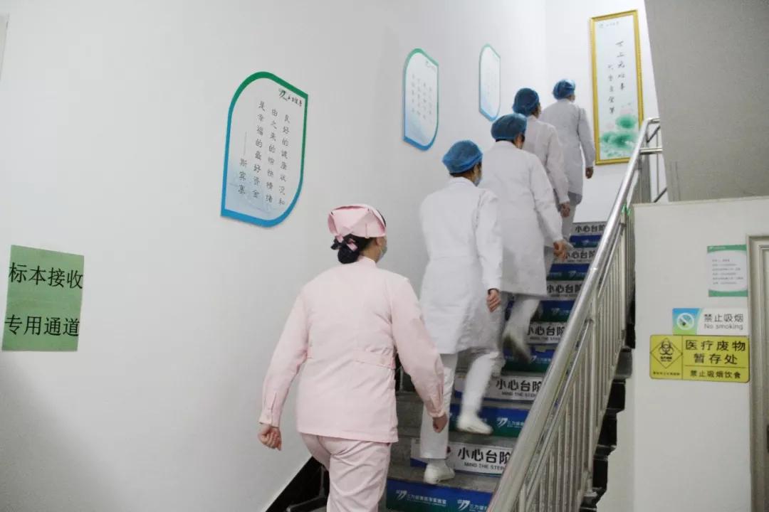 最新冠形病毒，小巷深處的獨特邂逅