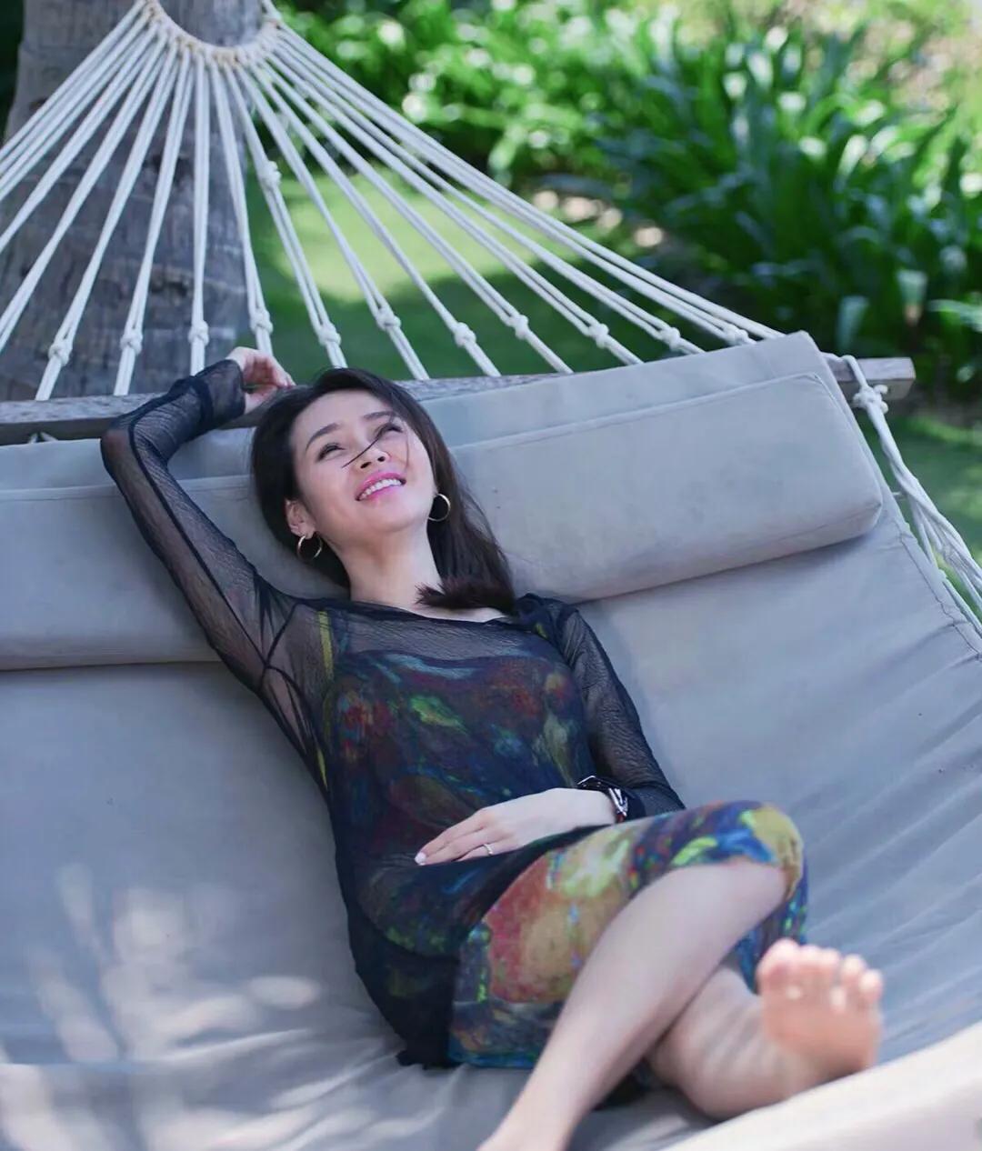 于明加的快樂日常，友情、家庭與愛的溫馨時光