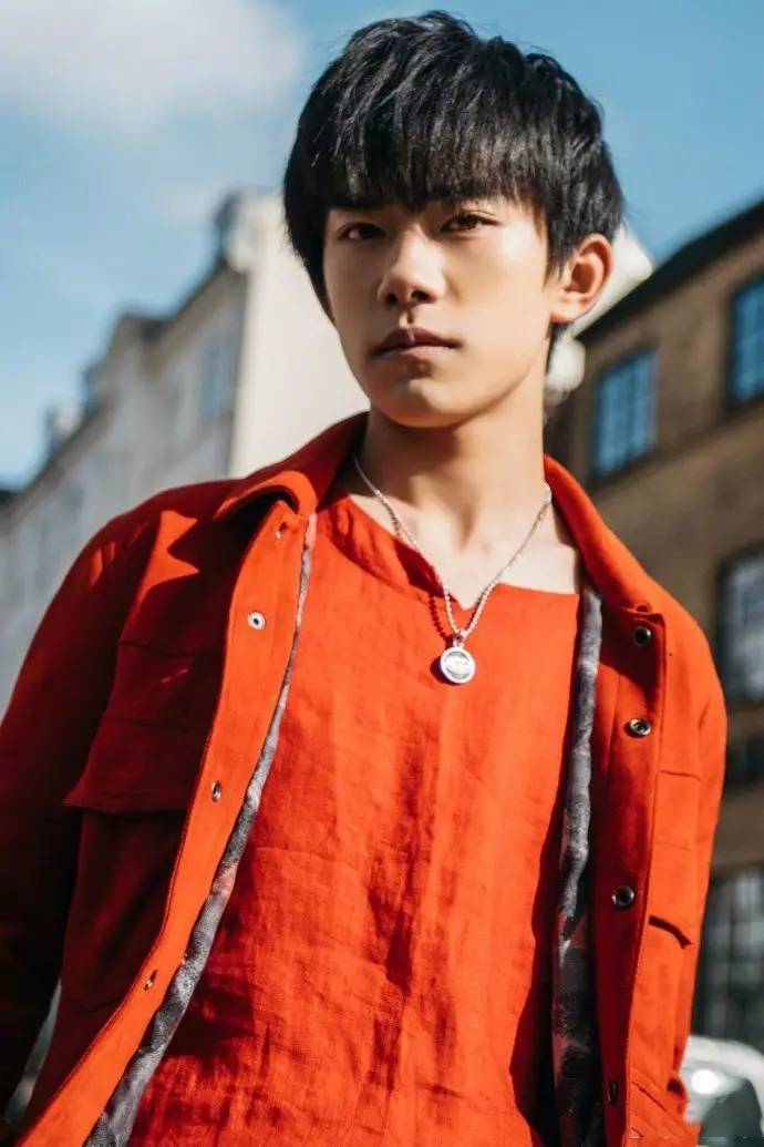 易烊千璽北京街拍，時(shí)代風(fēng)尚的標(biāo)桿