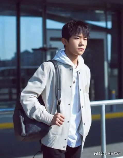 易烊千璽2025最新街拍，小巷深處的時尚魅力