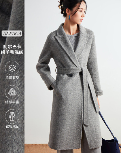 阿爾巴卡大衣最新時(shí)尚版本，小巷深處的時(shí)尚秘境探索