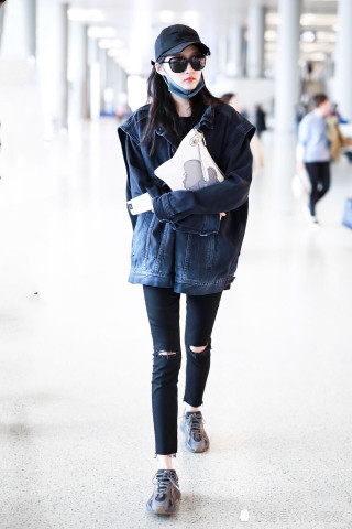 關(guān)曉彤機(jī)場(chǎng)新照，力量與自信的綻放之美