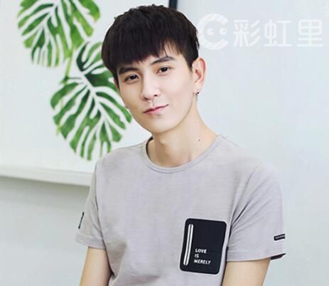 最新青年短發(fā)型圖片男的友情故事與發(fā)型風采展示